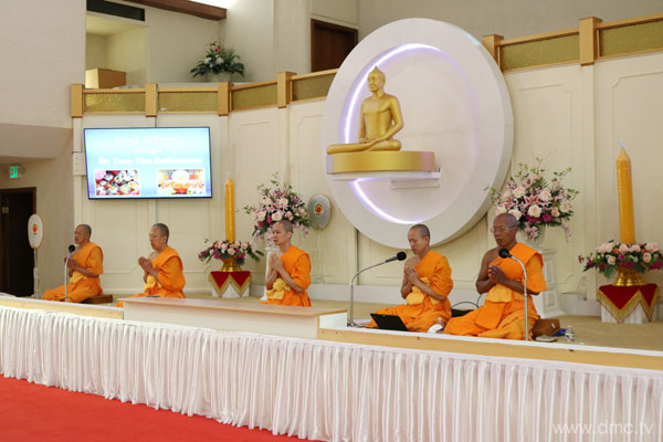 วัดพระธรรมกายแคนซัส จัดพิธีถวายเทียนพรรษา