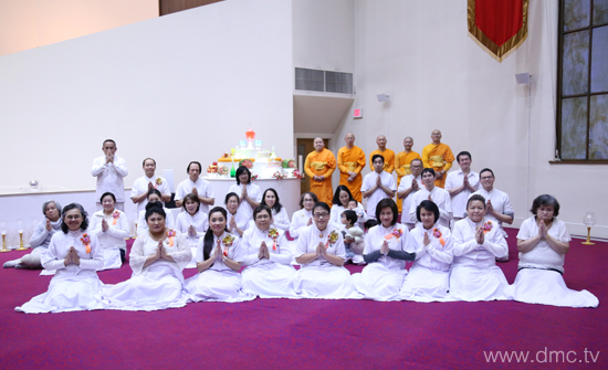 วัดพระธรรมกายออเรกอน จัดพิธีบูชาข้าวพระ