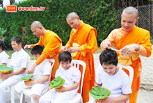 วัดพระธรรมกายปารีส ประเทศฝรั่งเศส จัดกิจกรรม งานบุญถวายเทียนพรรษา ผ้าอาบน้ำฝน และพิธีตัดปอยผม