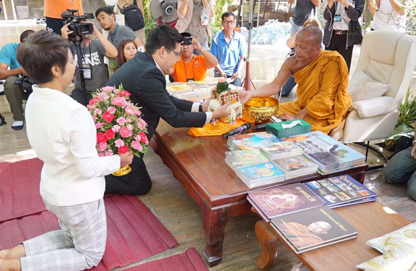 คณะศิษยานุศิษย์วัดพระธรรมกายเข้ากราบนมัสการพระราชธรรมนิเทศ (พระพยอม กัลยาโณ)