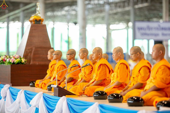 วัดพระธรรมกาย จัดพิธีตักบาตรพระใหม่รุ่นเข้าพรรษา