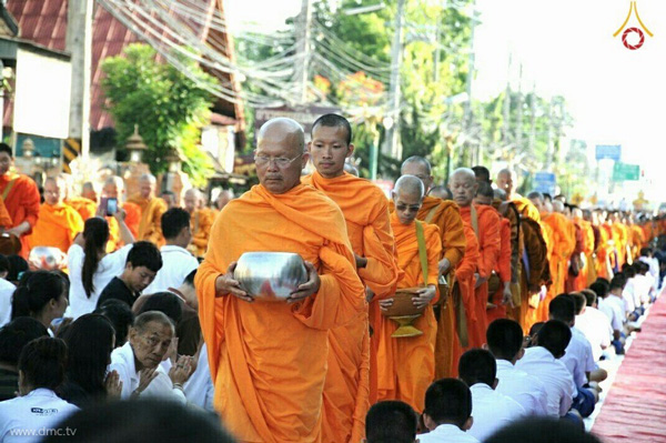 ประมวลภาพตักบาตรพระ 1,543 รูป อ.สันป่าตอง จ.เชียงใหม่