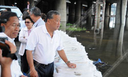 สุขุมพันธุ์ ห่วงเขตบางพลัดเข้าขั้นวิกฤติ เตือนประชาชนรีบขนย้ายสิ่งของ