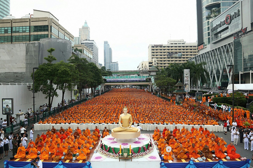 ประมวลภาพตักบาตร Central World พระ 10,000 รูป 