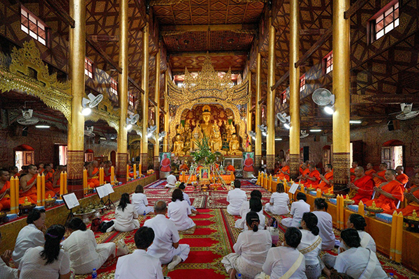 คณะศิษยานุศิษย์วัดพระธรรมกาย ถวายเทียนพรรษา 52 วัด เชื่อมสัมพันธ์คณะสงฆ์ไทย-เมียนมา