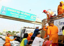 วัดพระธรรมกายร่วมกับชาวบ้านกู้ถนนบางขันธ์-คลองหลวง-หนองเสือ แก้น้ำท่วมสูง