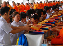 พระสงฆ์ 13 ประเทศนับแสนรูป  เจริญจิตตภาวนา เจริญพุทธมนต์เนื่องในวันคุ้มครองโลก (Earth Day) ณ วัดพระธรรมกาย