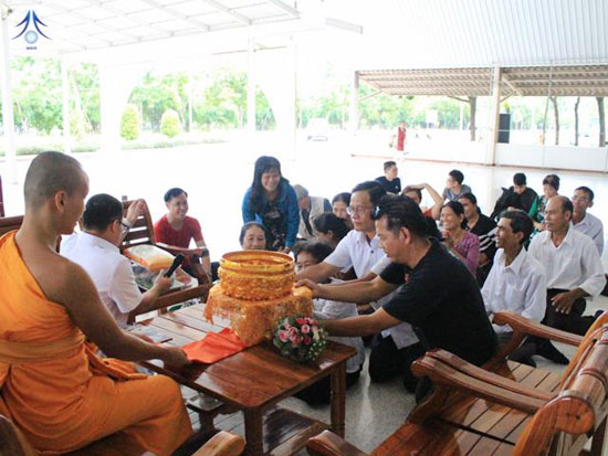 นักท่องเที่ยวชาวเวียดนาม เยี่ยมชมวัดพระธรรมกาย