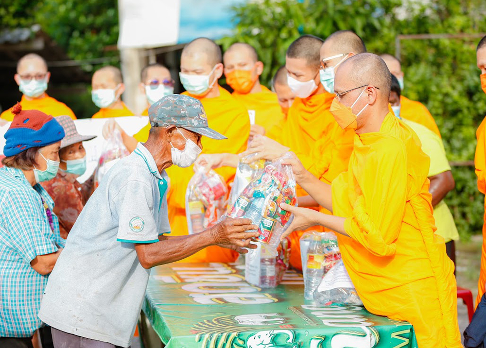 ศูนย์พุทธศาสตร์ศึกษา DCI ร่วมกับวัดพระธรรมกาย มอบถุงยังชีพช่วยเหลือชาวบ้านผู้ประสบภัยน้ำท่วม อ.บางบาล