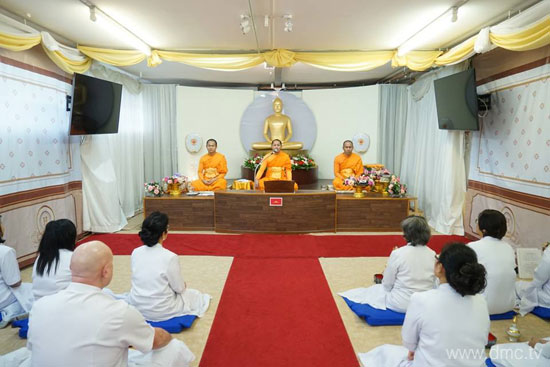 วัดพุทธไฮล์บรอนน์ จัดพิธีบูชาข้าวพระ