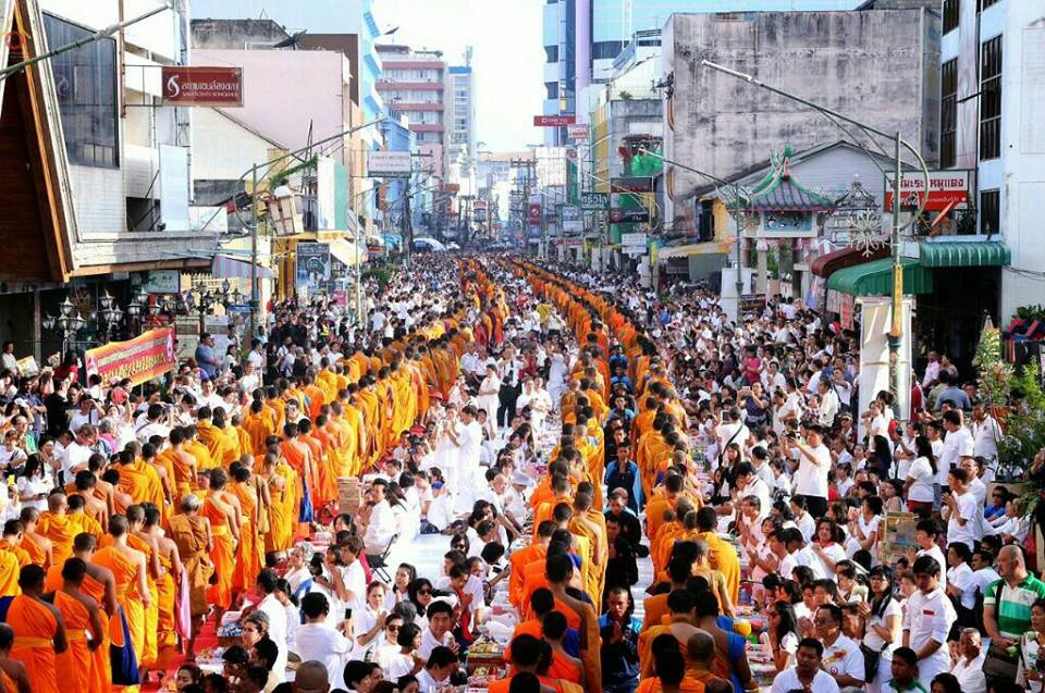 ศรัทธาไทย - เทศแน่น ตักบาตรหมื่นรูปหาดใหญ่ไร้ป่วน