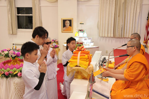วัดพระธรรมกายบอสตัน จัดพิธีบูชาข้าวพระ