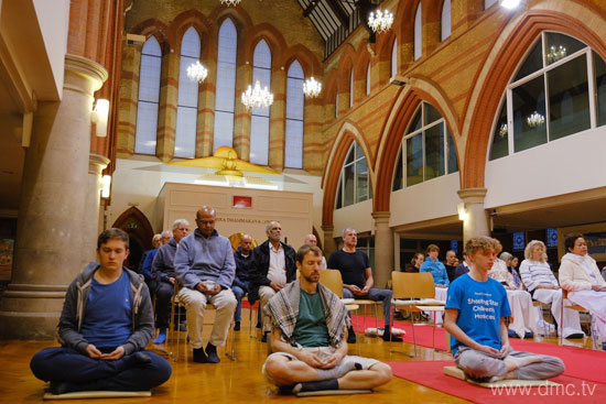 วัดพระธรรมกายลอนดอน จัดสอนสมาธิสำหรับชาวท้องถิ่น