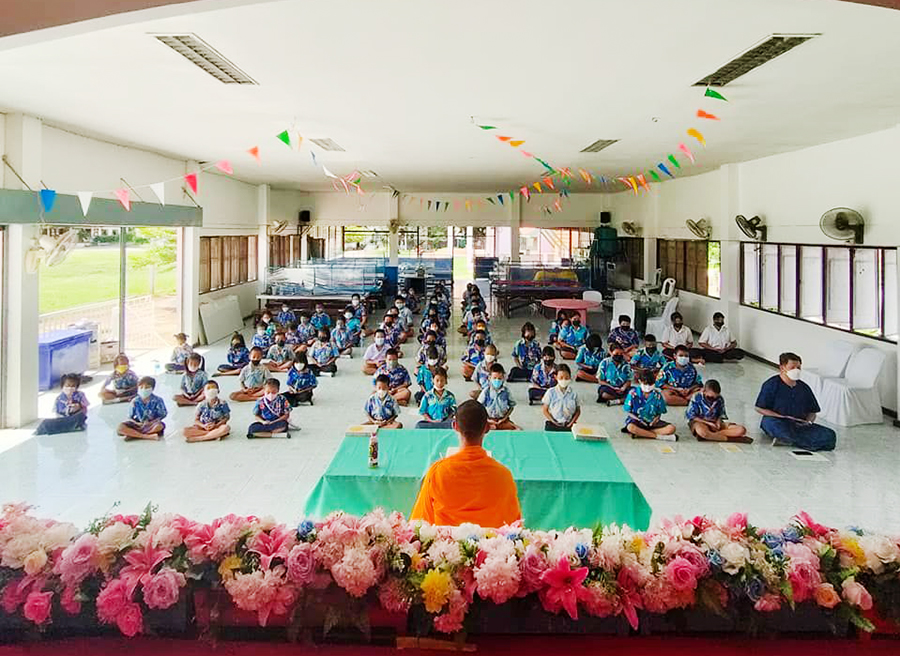 คณะครูและนักเรียนโรงเรียนชุมชนวัดกำแพง ร่วมสวดธัมมจักกัปปวัตตนสูตร