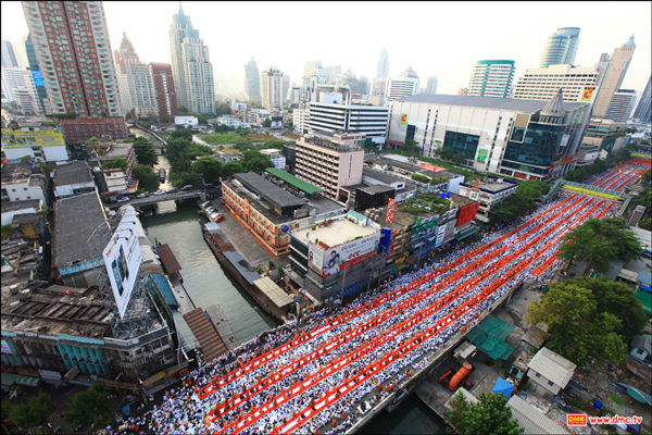 ตักบาตรพระ 10,000 รูป วันอาทิตย์ที 23 พ.ย. 2557 หน้าห้าง Central World