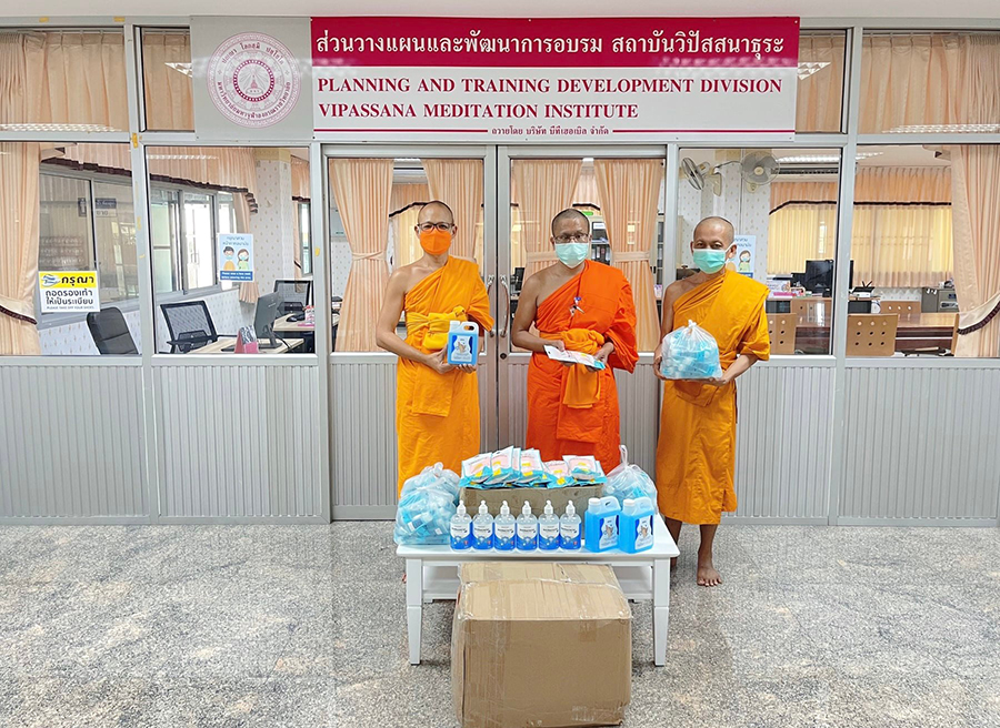 วัดพระธรรมกาย มอบเจลแอลกอฮอล์ และหน้ากากอนามัยสีส้ม สำหรับพระภิกษุ มจร.