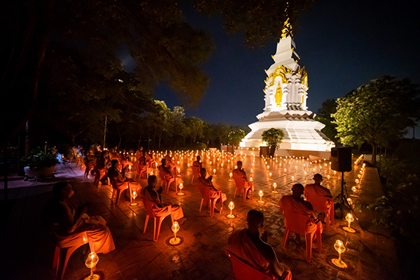 พระธรรมทายาทโครงการอุปสมบทหมู่ ประกอบพิธีจุดประทีป ณ พระธาตุบังพวน เมืองโบราณ