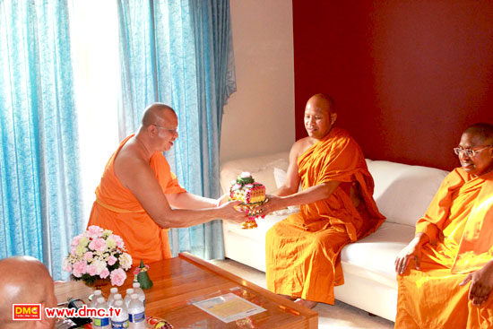 คณะสงฆ์วัดพระธรรมกายชิคาโก ทำวัตรพระผู้ใหญ่เข้าพรรษา