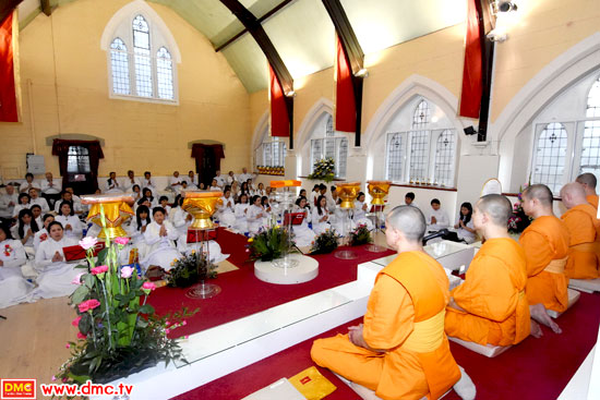 วัดพระธรรมกายแมนเชสเตอร์ จัดพิธีทอดกฐิน