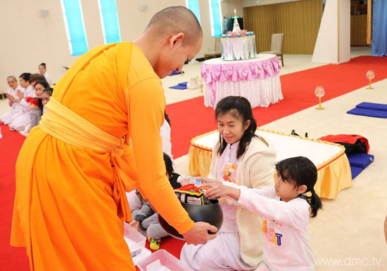 วัดพระธรรมกายแคนซัส จัดพิธีจุดประทีปเนื่องในเทศกาลวันมาฆบูชา