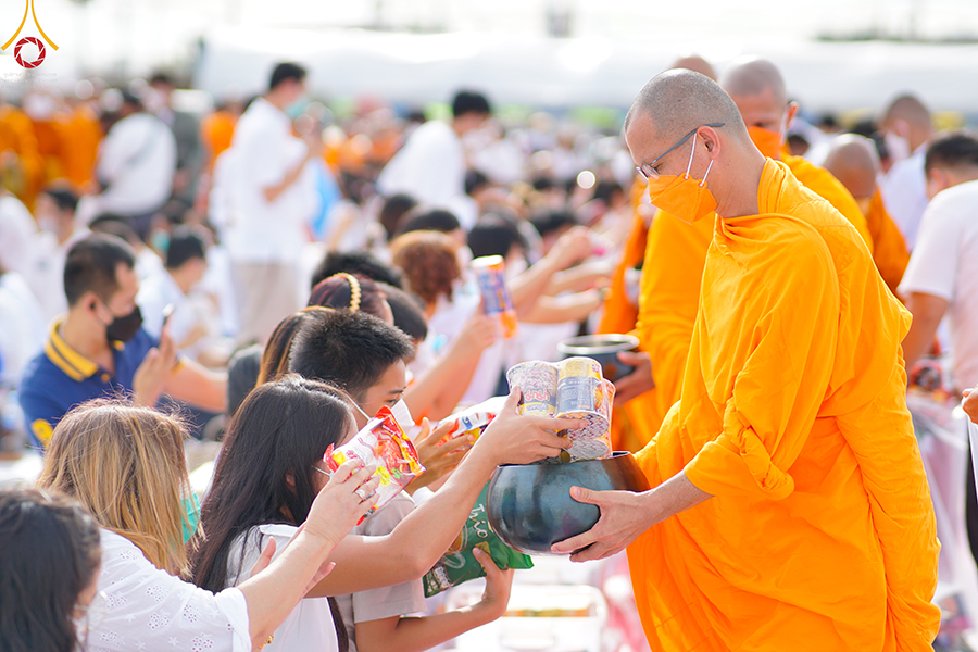 อบต.คลองสาม ร่วมกับวัดพระธรรมกายและภาคีเครือข่าย จัดทำบุญตักบาตรพระ 1,091 รูป