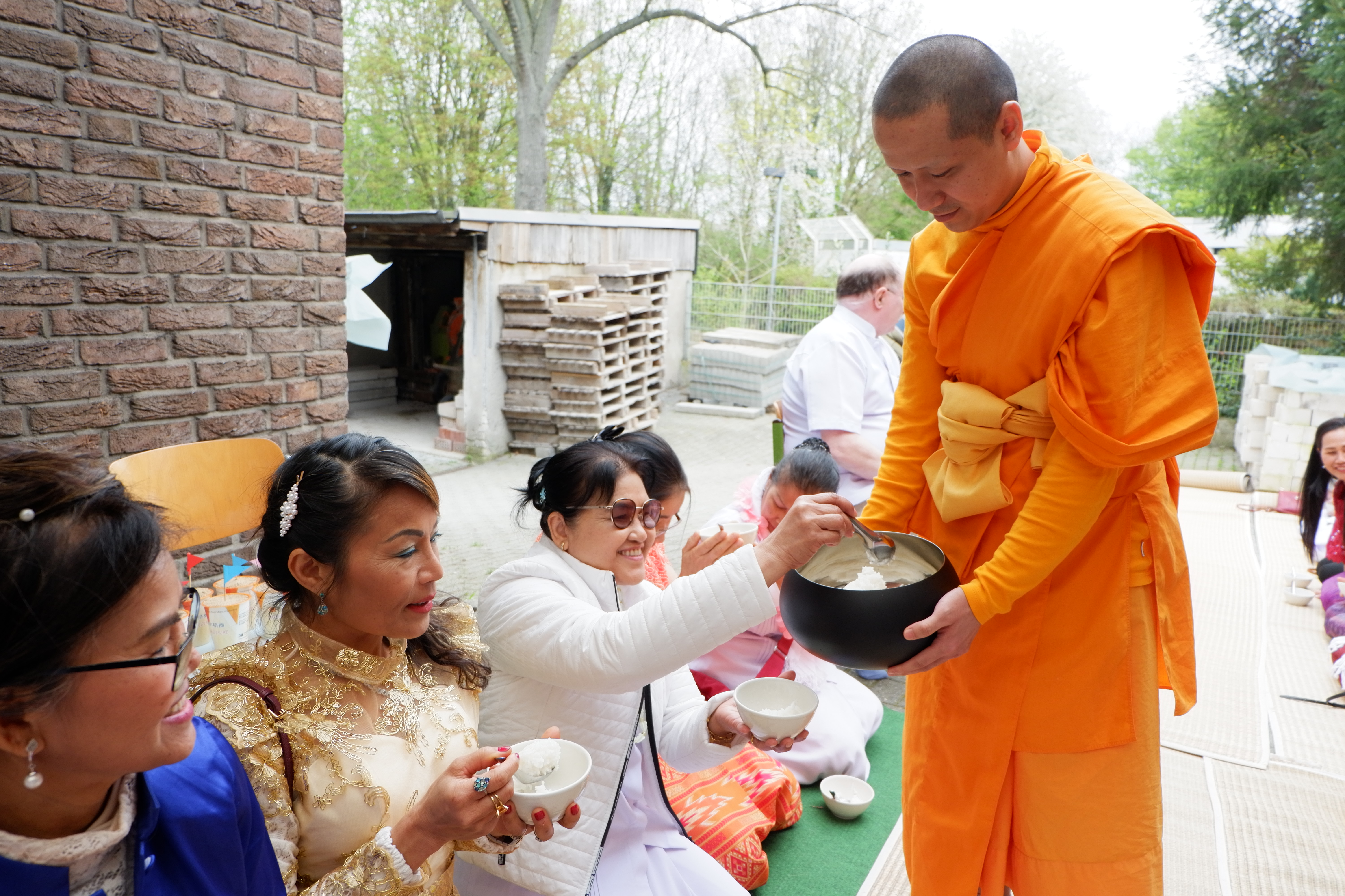 วัดพุทธนอร์ดไรน์ เวสท์ฟาเลน จัดงานบุญวันสงกรานต์
