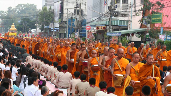 สมาคมศาสนธรรมนำชีวิต จ.อุดรธานี จัดตักบาตรพระ 1,250 รูป