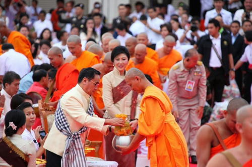 ประมวลภาพ “ตักบาตรมิตรภาพไทย-ลาว” เนื่องในวันออกพรรษา 2556