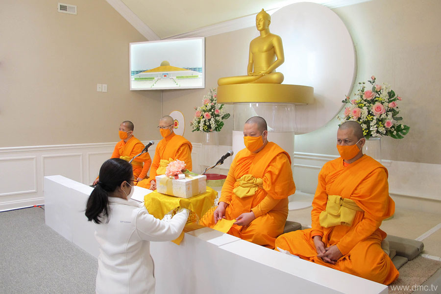 วัดพระธรรมกายซีแอตเติล จัดพิธีทอดผ้าป่าบำรุงวัด