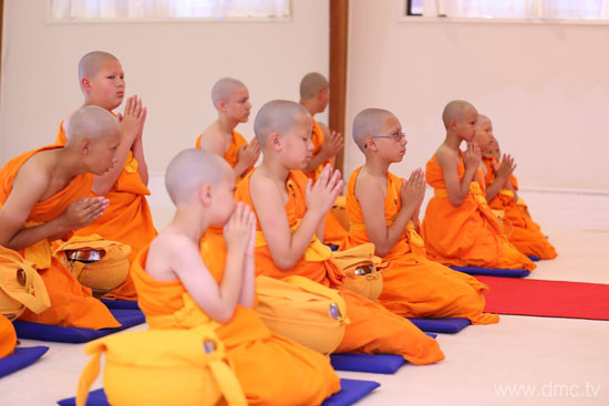 วัดพระธรรมกายซีแอตเติล จัดพิธีบรรพชาสามเณรธรรมทายาท