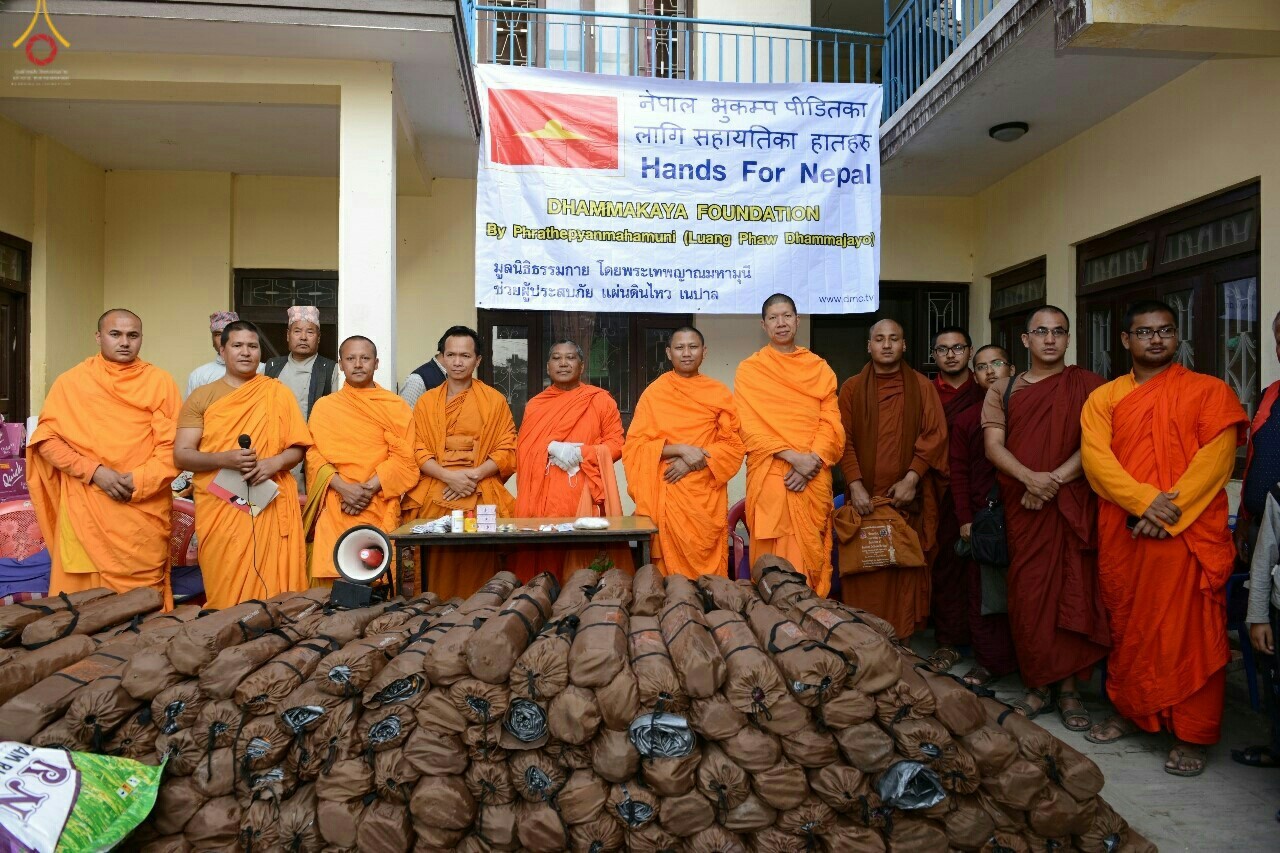 มูลนิธิธรรมกายส่งอาหารและเต็นท์ช่วยผู้ประสบภัยที่เนปาล