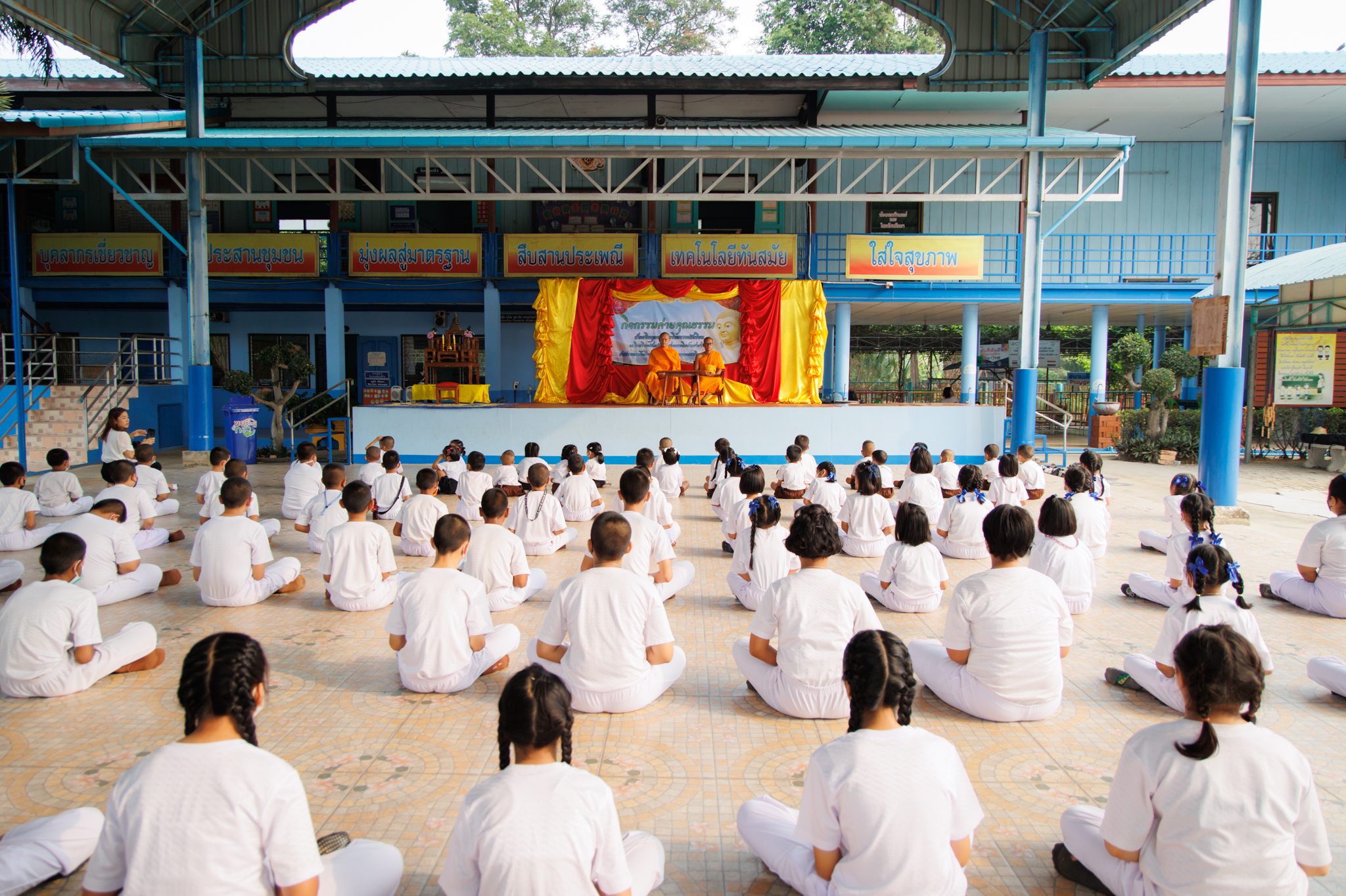 คณะสงฆ์ศูนย์อบรมเยาวชนบางปะหัน ให้การอบรมศีลธรรมแก่นักเรียนโรงเรียนวัดแก้วตา (สุมนพรฉิมประชาสรรค์)