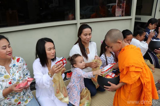 วัดพระธรรมกายแมนเชสเตอร์ รับบิณฑบาต ณ ร้านบูลซัฟฟราย