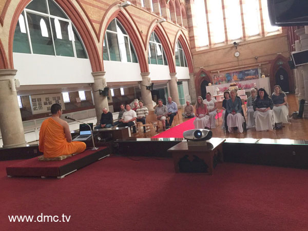 วัดพระธรรมกายลอนดอน สอนสมาธิเบื้องต้นแก่ชาวท้องถิ่น