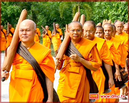 พระธุดงค์...เนื้อนาบุญของสาธุชน