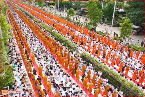 ตักบาตรพระ 1,111 รูป ณ ถนนตรัง-ปะเหลืยน อำเภอย่านตาขาว จ.ตรัง
