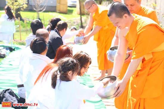 วัดพระธรรมกายนิวเจอร์ซี จัดพิธีทอดผ้าป่า