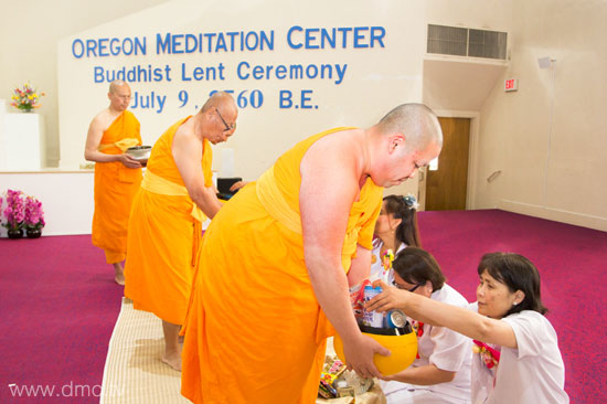 วัดพระธรรมกายออเรกอน จัดพิธีถวายเทียนพรรษา