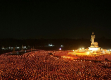 พระธุดงค์ธรรมชัยจุดประทีปนับหมื่นดวงถวายเป็นพุทธบูชา