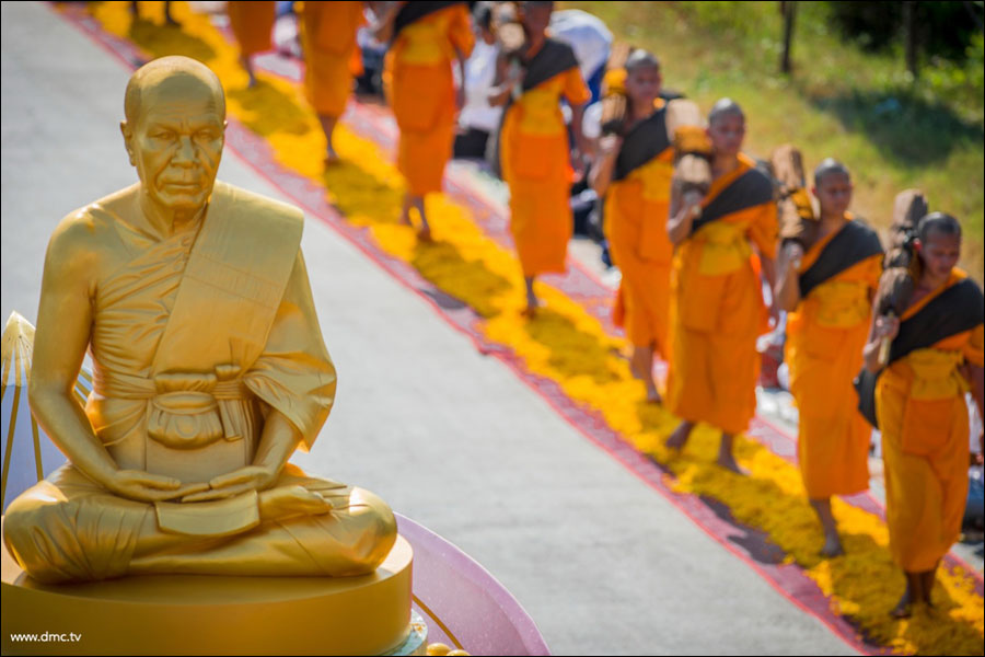Schedule of the Morning Alms Round and the Ceremony of Inviting the Golden Statue of Luang Pu to establish at Song Phi Nong Temple in Suphanburi province