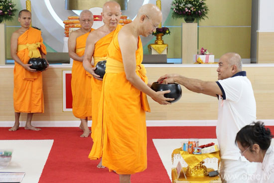 วัดพระธรรมกายจอร์เจีย จัดพิธีทอดผ้าป่าบำรุงวัด
