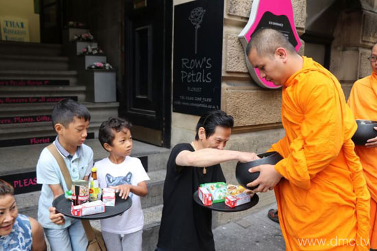  คณะสงฆ์วัดพระธรรมกายแมนเชสเตอร์ บิณฑบาต ณ ไชน่าทาวน์