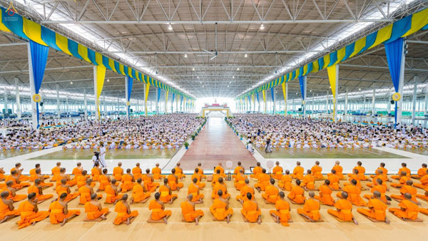 วัดพระธรรมกาย จัดพิธีถวายยารักษาโรค