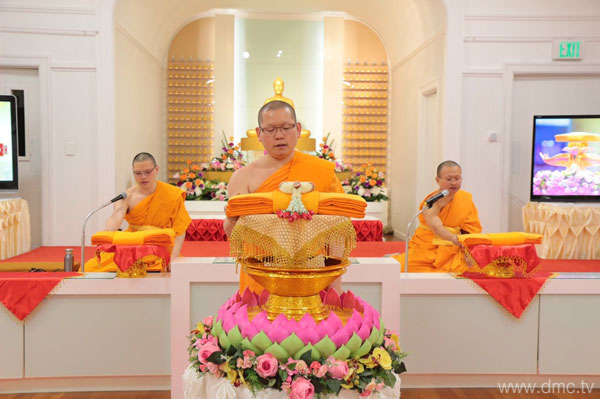 วัดพระธรรมกายบอสตัน จัดพิธีบูชาข้าวพระ