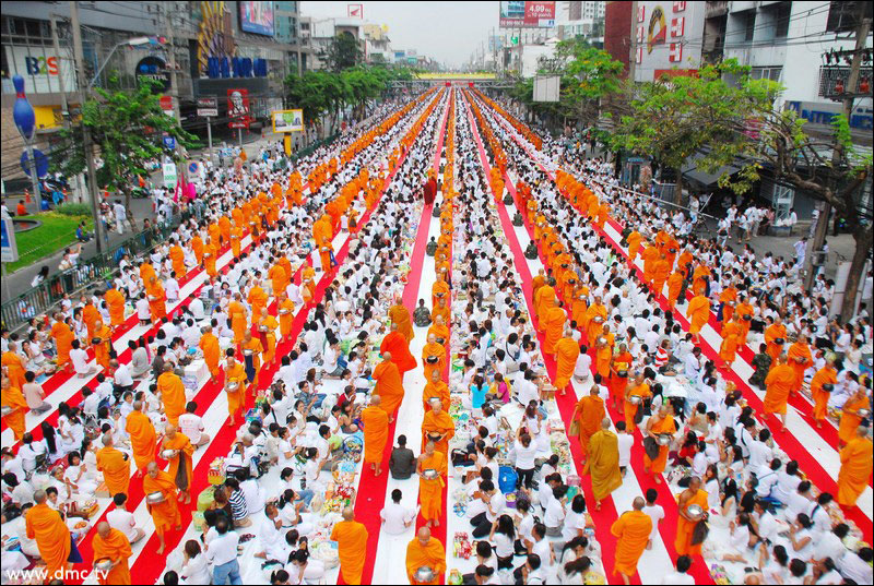 ประมวลภาพงานตักบาตรพระ 12,600 รูป ณ แยกเกษตร-รัชโยธิน