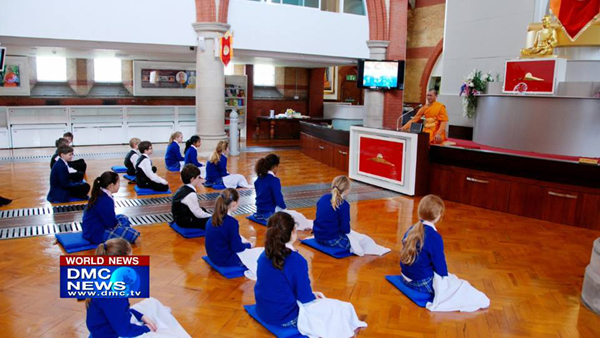 นักเรียน รร.แดนส์ฟิวด์ แมนเนอร์ เยี่ยมชมวัดพระธรรมกายลอนดอน