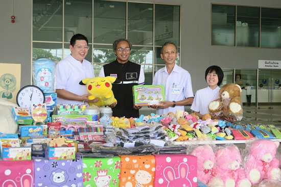 คณะศิษย์วัดพระธรรมกาย มอบสิ่งของแก่นักเรียนโรงเรียนตลิ่งสูง