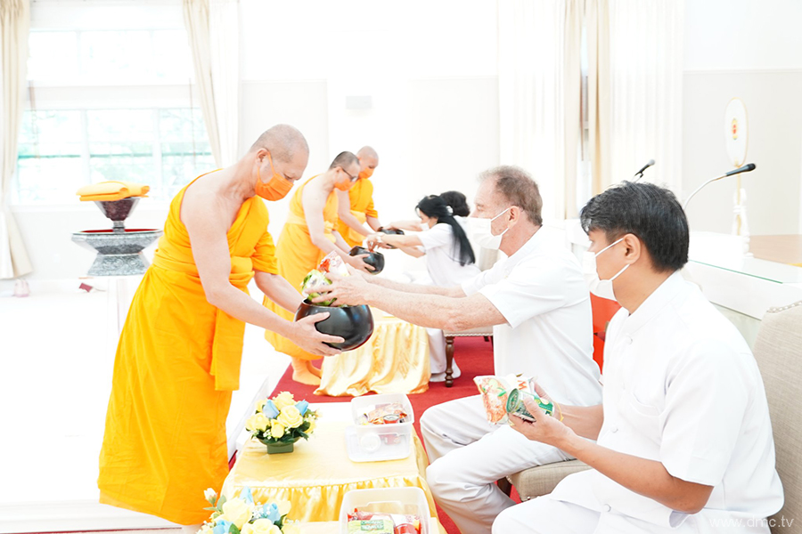 วัดพระธรรมกายฟลอริดา จัดพิธีทอดผ้าป่าบำรุงวัด