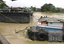 ภัยพิบัติ น้ำเสียจากเรือน้ำตาลล่มที่อยุธยาไหลมาถึงปทุมธานี