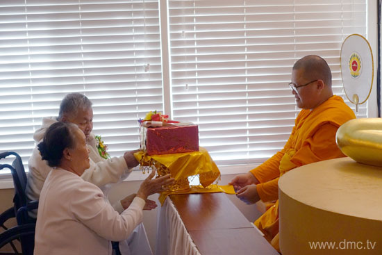 วัดภาวนาซานดิเอโก จัดพิธีทอดผ้าป่า